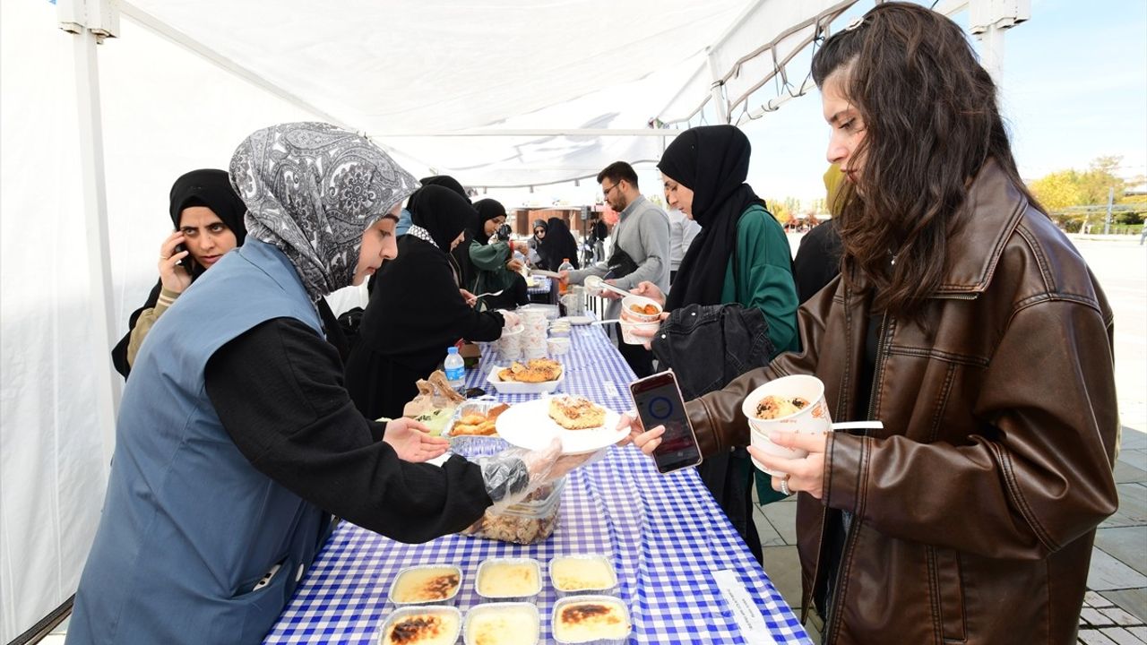 Van YYÜ'de Gazze İçin Akademisyen ve Öğrenci Kermesi