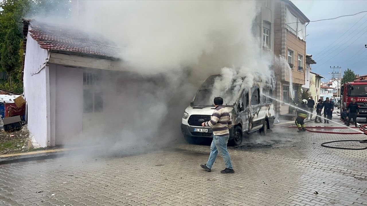Vezirköprü'de Park Halindeki Minibüste Yangın: Ev ve İşyeri Hasar Gördü