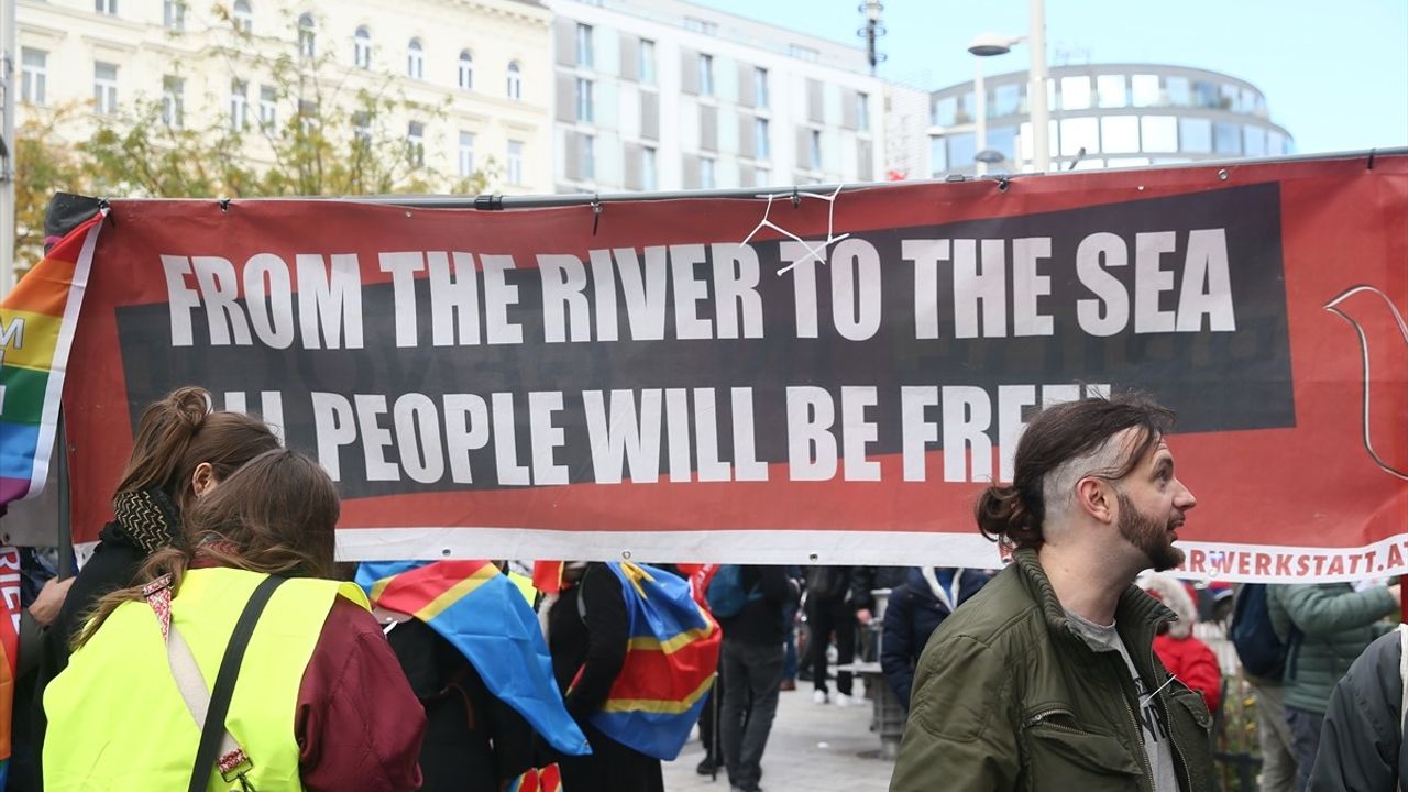 Viyana'da Yüzlerce Kişi 'Barış, Tarafsızlık ve Egemen Avusturya' İçin Gösteride