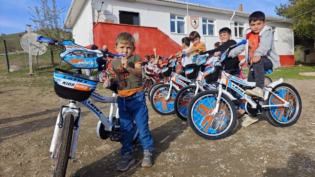 Yakakent'te Hayırseverler 13 Öğrenciye Bisiklet Hediye Etti