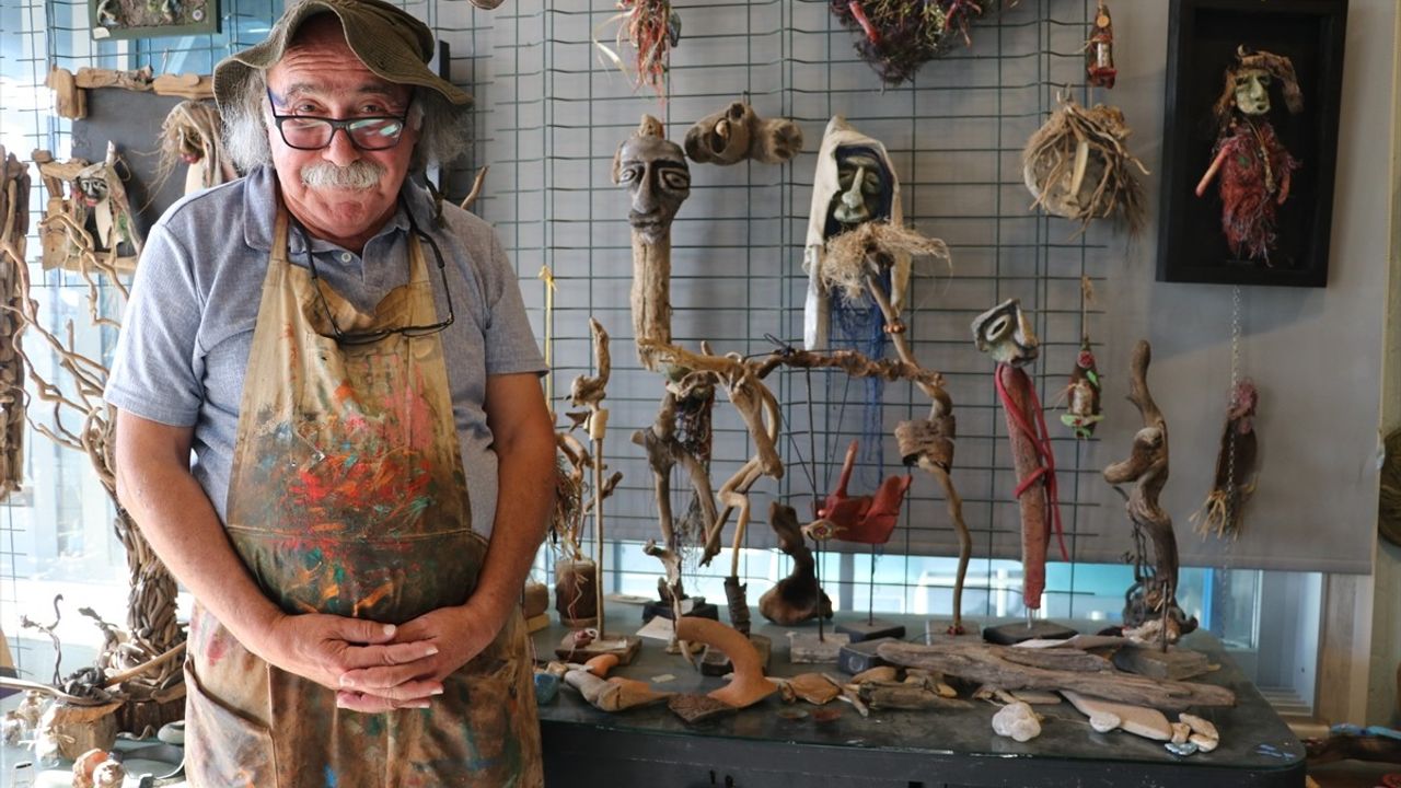 Zonguldak'ta Emekli Öğretmen Mehmet Türkçelik, Sahilden Topladığı Amforaları Takıya Dönüştürüyor