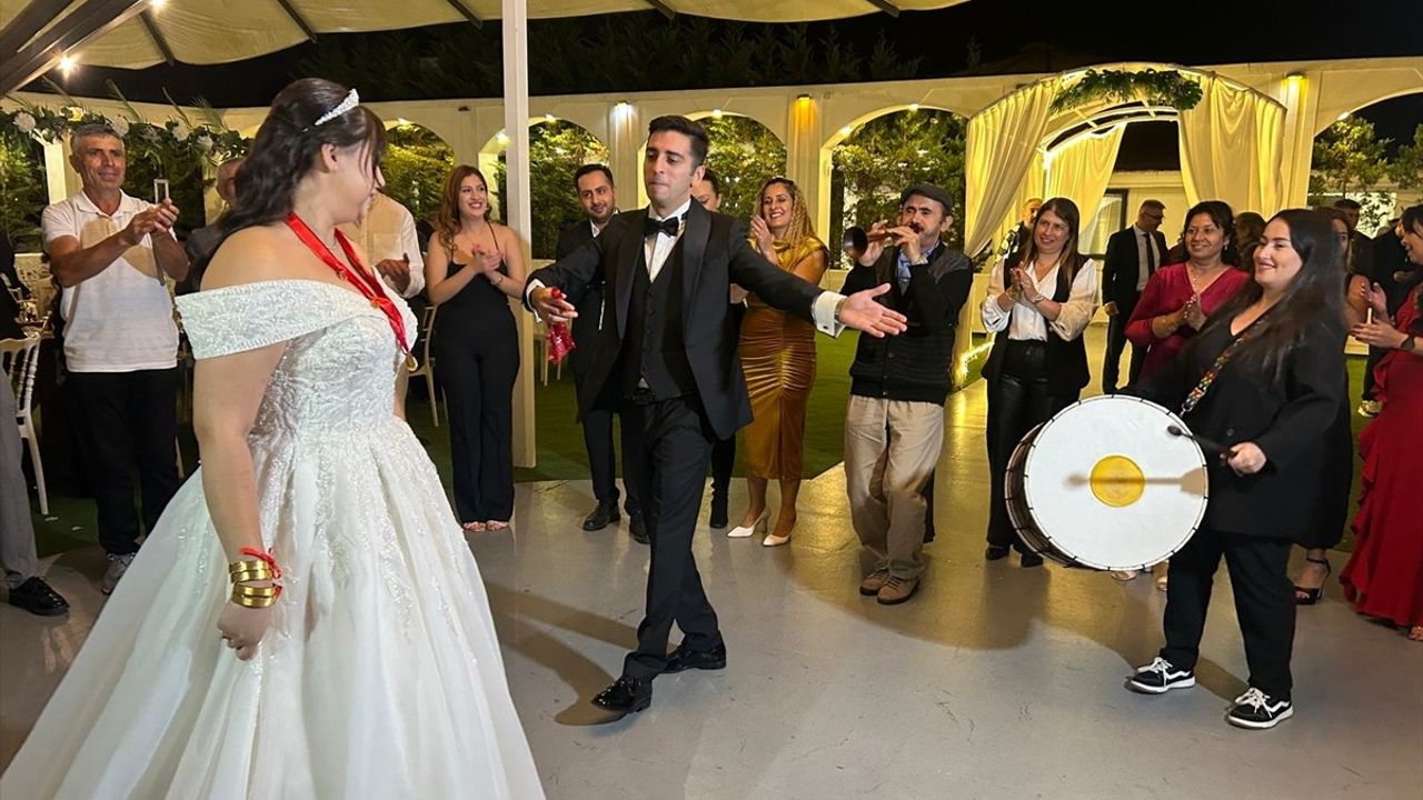 Zurnacı Baba ve Davulcu Kızı Demet Arslan: Düğünlerin Aranan İkilisi