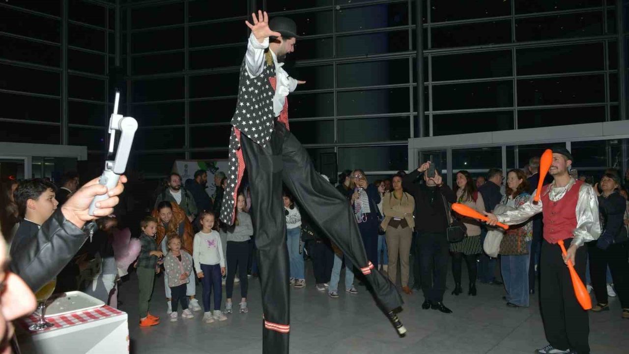 21. Uluslararası Karagöz Kukla ve Gölge Oyunları Festivali Bursa'da Şebo Müzikali ile Açıldı