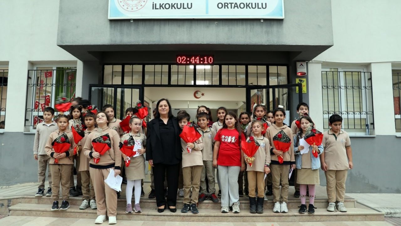 39 Yıllık Öğretmene Veda: Aziziye İlkokulu'nda Gözyaşlarıyla Uğurlandı