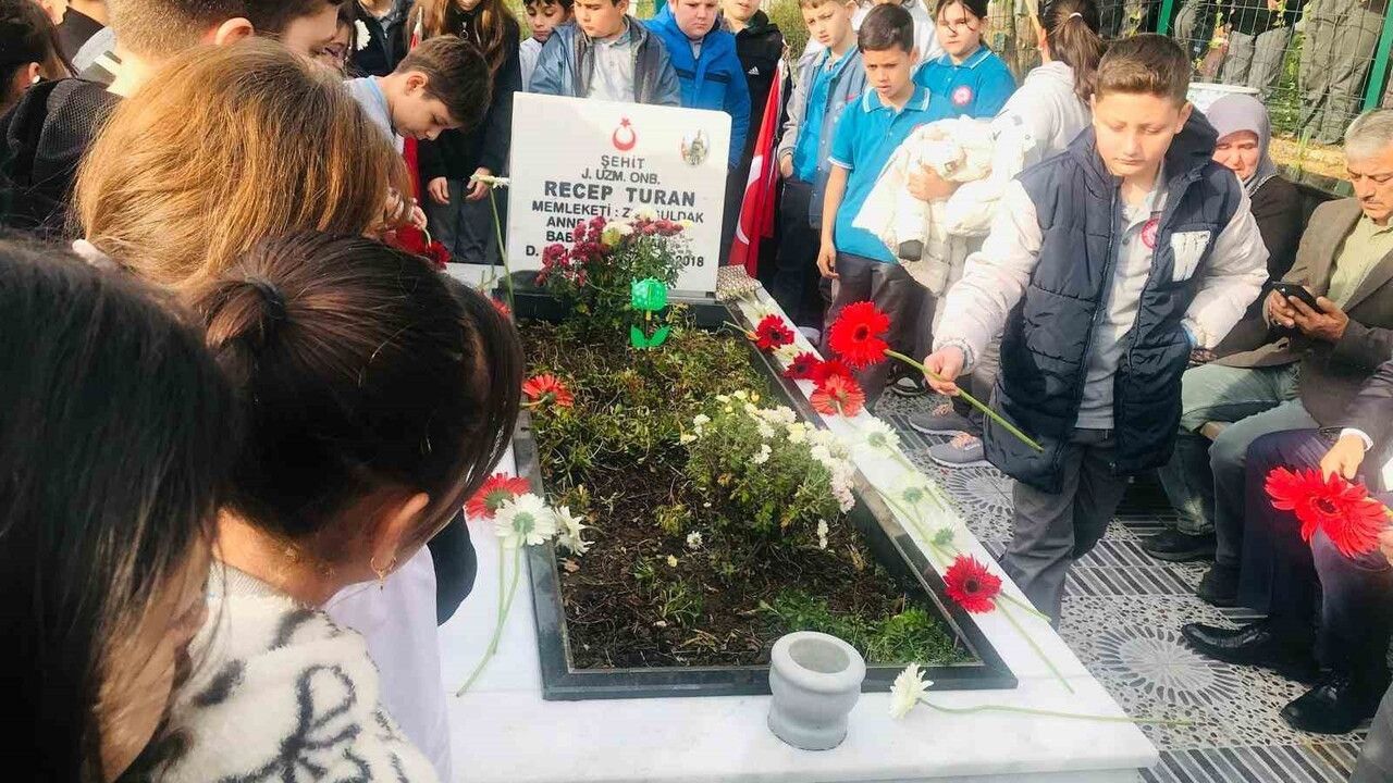 5. Sınıf Öğrencileri Şehit Recep Turan’ın Kabrini Doğum Gününde Andı