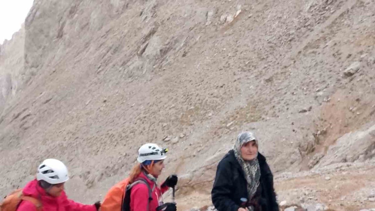 73 Yaşındaki Dağcı Hatun Okurkan Gençlere İlham Veriyor
