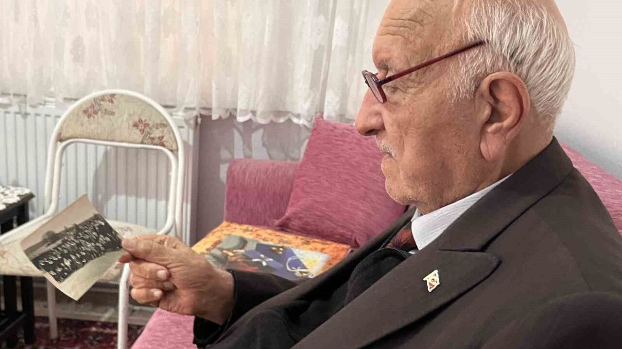 85 Yaşındaki Mustafa Hoca, Öğretmenler Günü'ne İlk Günkü Heyecanla Hazırlanıyor