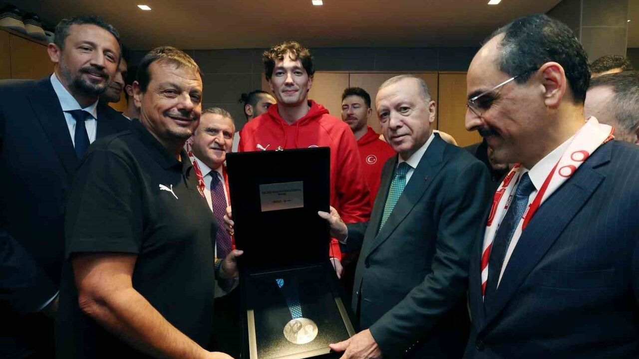 A Milli Erkek Basketbol Takımı'nın Avrupa İkinciliği Madalyası Erdoğan'a Takdim Edildi