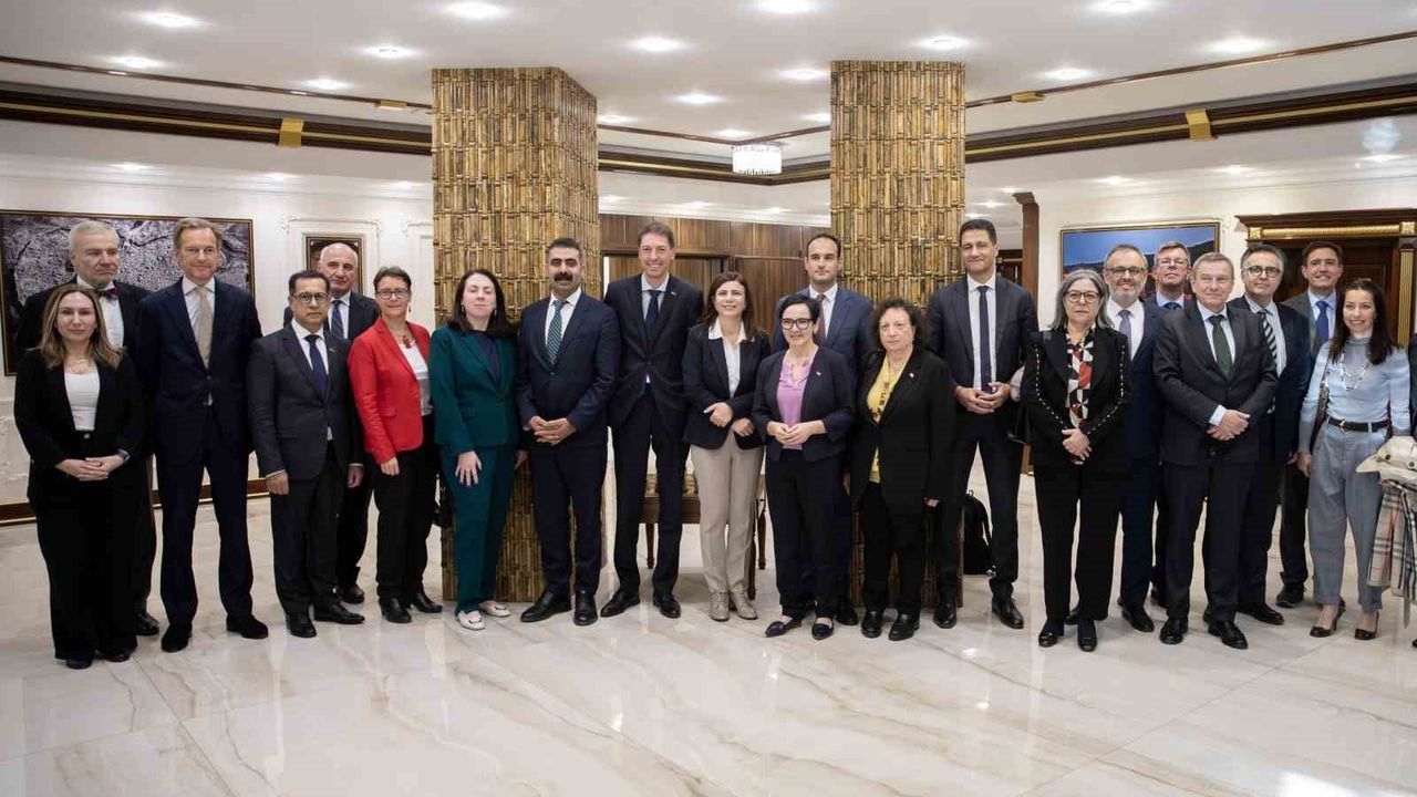 AB Türkiye Delegasyonu Heyeti Diyarbakır Büyükşehir Belediyesi'ni Ziyaret Etti