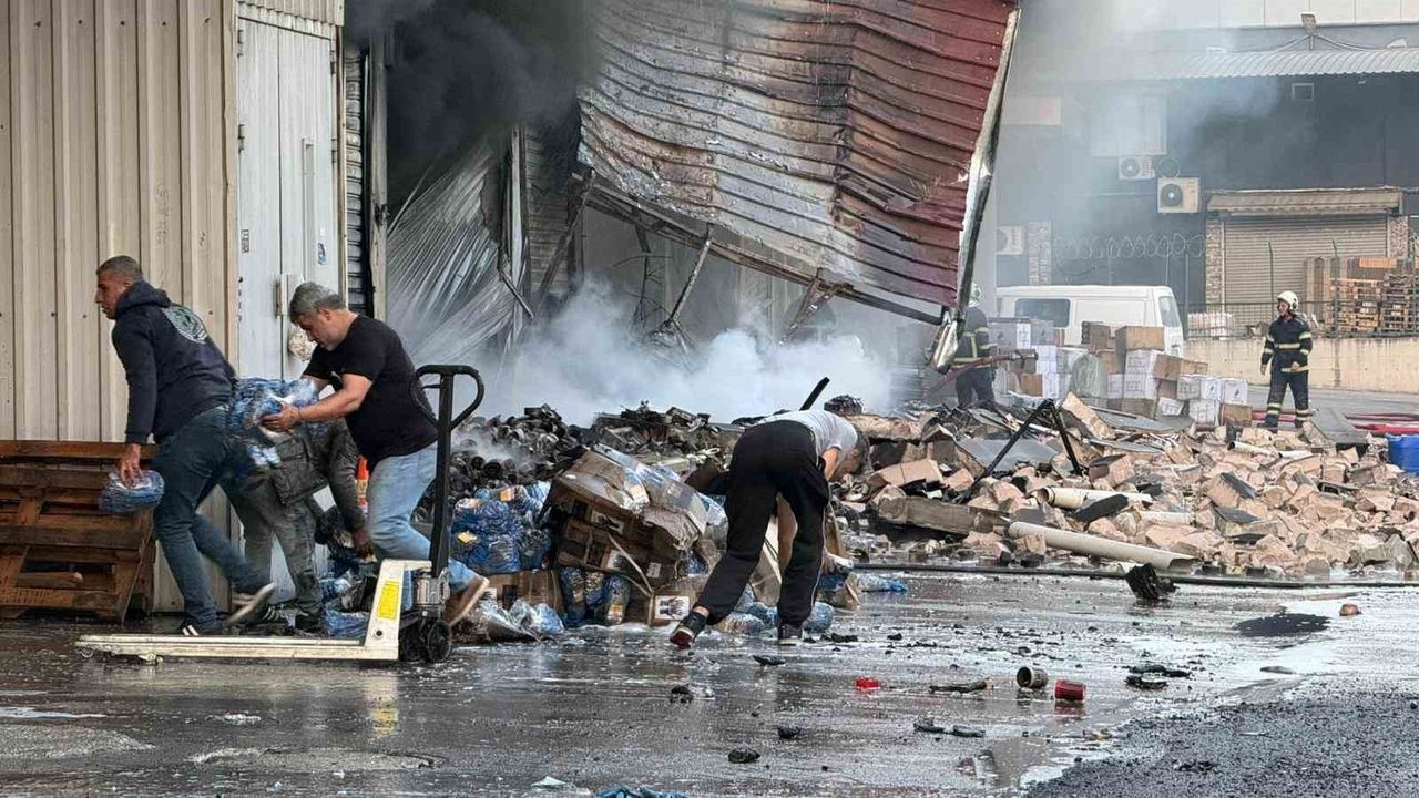 Adana'da 3 Katlı Hırdavat Dükkanında Yangın Kontrol Altına Alındı