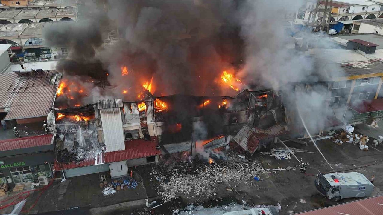 Adana'da 3 Katlı Hırdavat Dükkanında Yangın: Söndürme Çalışmaları ve Dron Görüntüleri