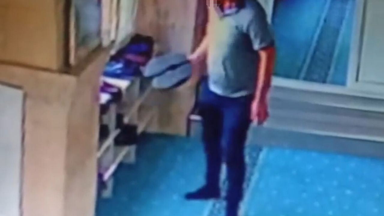 Adana'da camiden ayakkabı çalan şüpheli güvenlik kamerasında