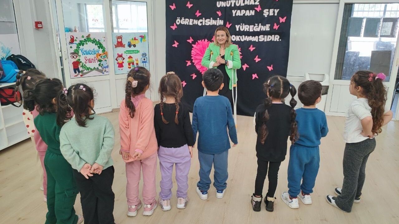 Adana’da Hilal Demir: Koltuk Değneğiyle Öğretmenden Okul Müdürüne