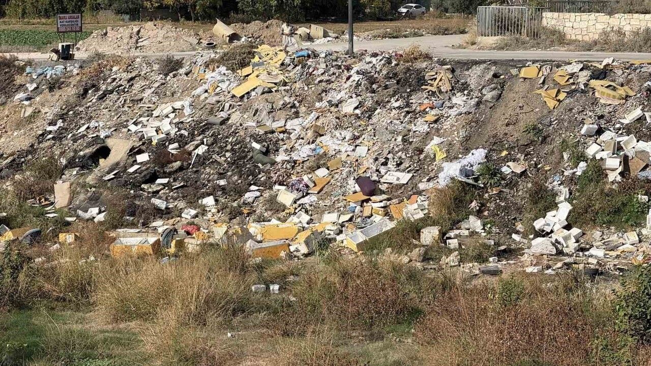 Adana’da Kuruyan Sarıçam Deresi Moloz Döküm Alanına Döndü