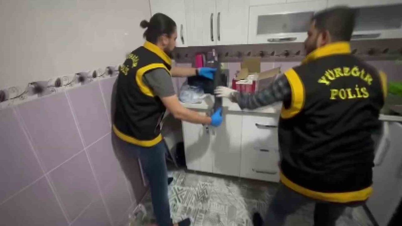 Adana'da Mutfak Dolabından AK-47 ve Pompalı Tüfek Çıktı — 1 Tutuklu