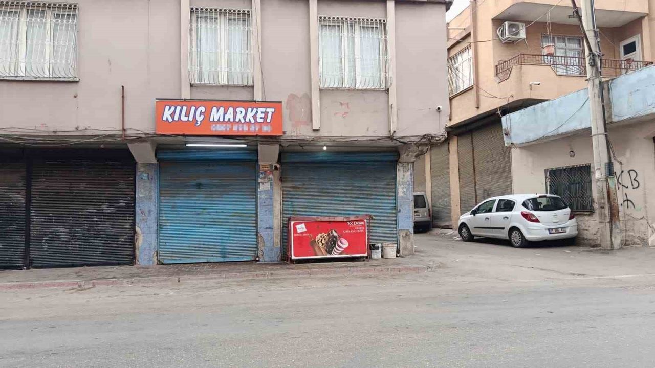 Adana'da Otomobil Markete Daldı: 4 Kişi Yaralandı