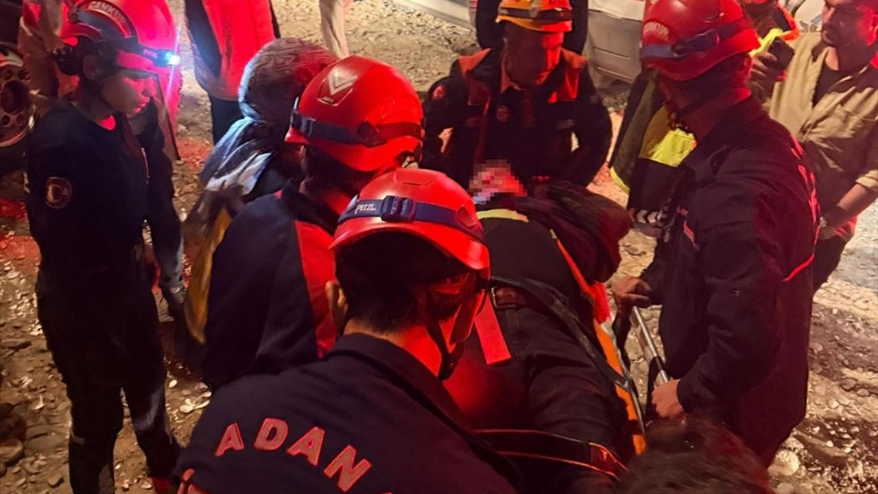 Adana'da otomobil uçuruma yuvarlandı: Sürücü yaralandı