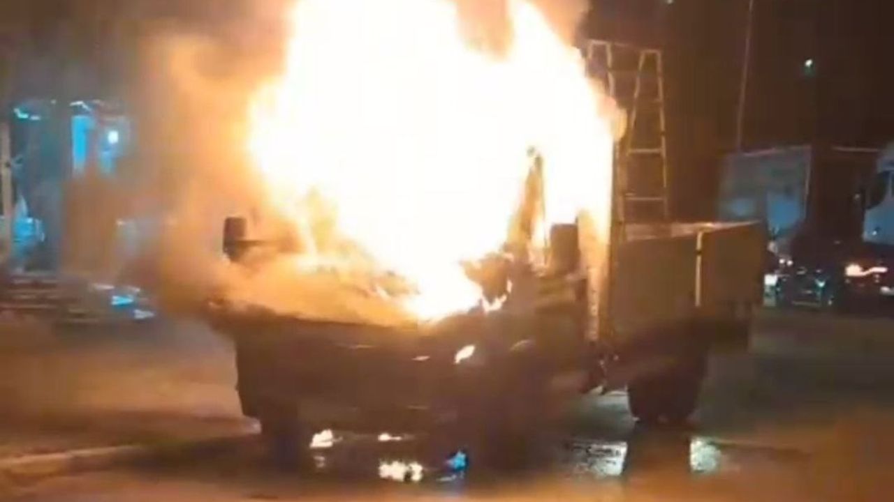 Adana'da Park Halindeki Kamyonet Alevlere Teslim Oldu