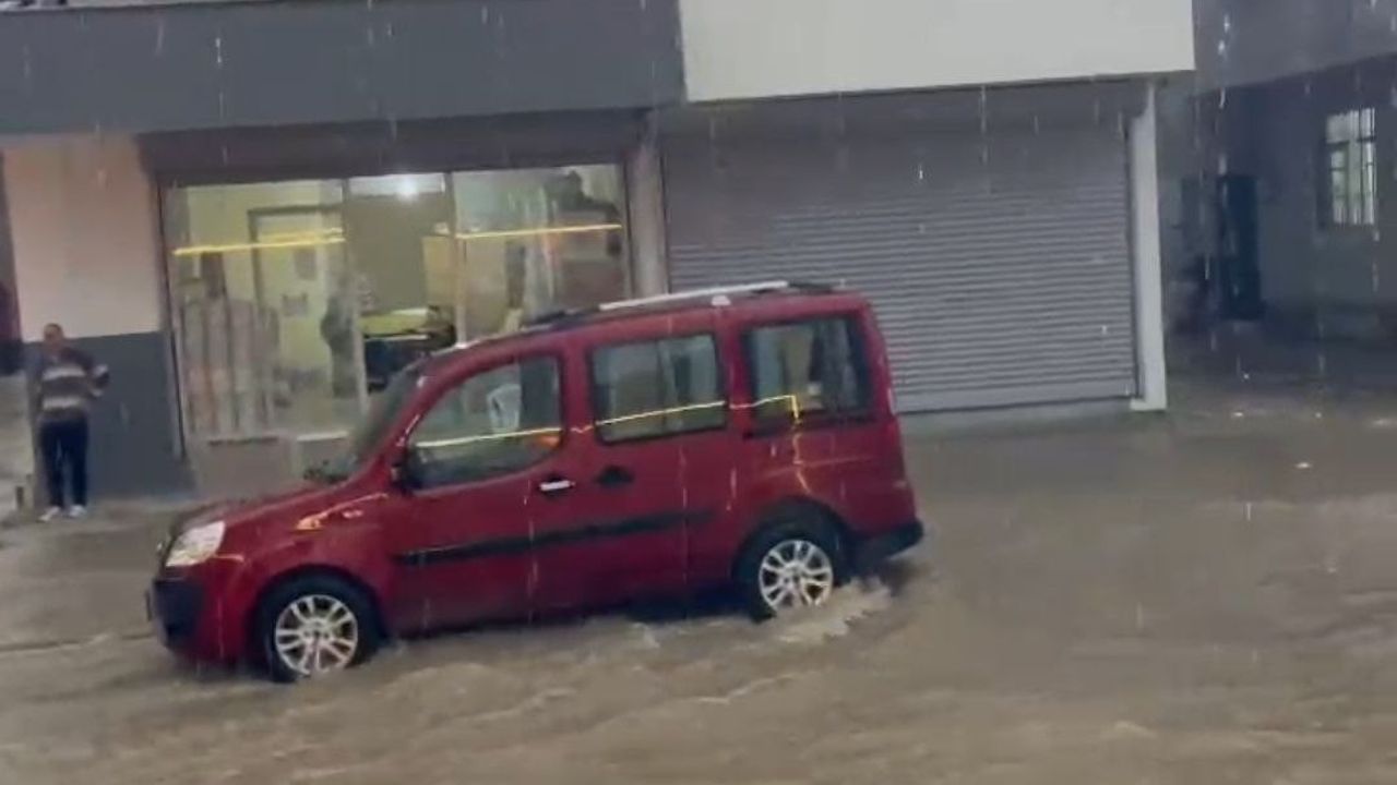 Adana'da Sağanak Yolları Nehre Döndürdü, Sürücüler Zor Anlar Yaşadı