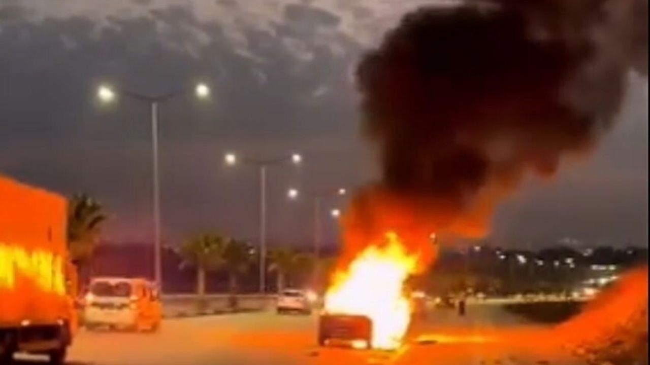 Adana'da Seyir Halindeki Otomobil Alev Aldı