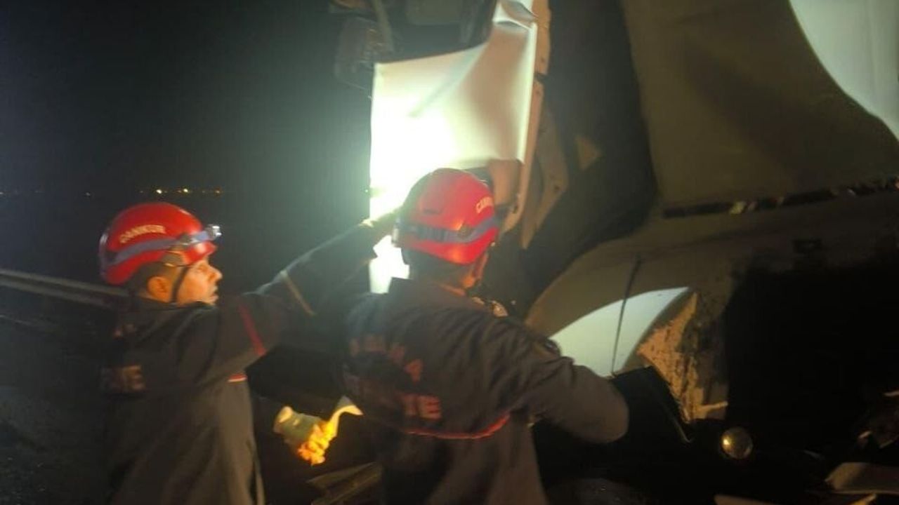 Adana'da TIR Otobüse Arkadan Çarptı: 14 Yaralı, 1'i Ağır