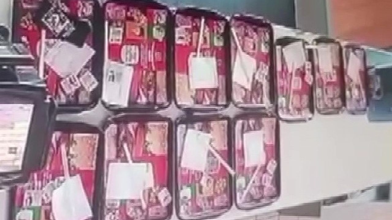 Adana'da Zincir Restoranda Yemek Tepsisinden Cep Telefonu Çalındı