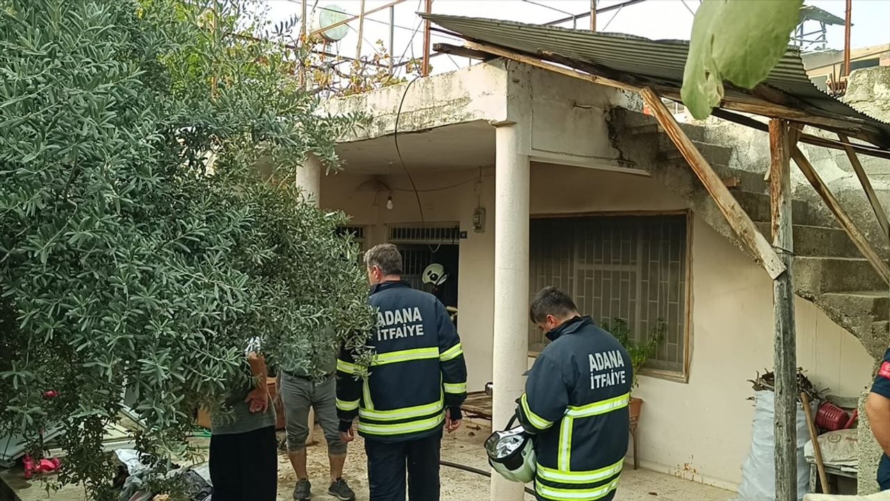 Adana Kozan'da Ev Yangını: Anne ve Engelli Kızı Dumandan Etkilendi