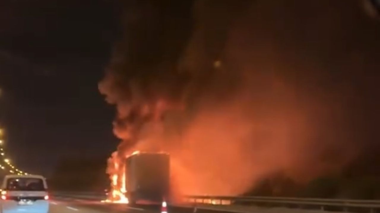 Adana-Mersin Otoyolu'nda Tır Alev Alev Yandı