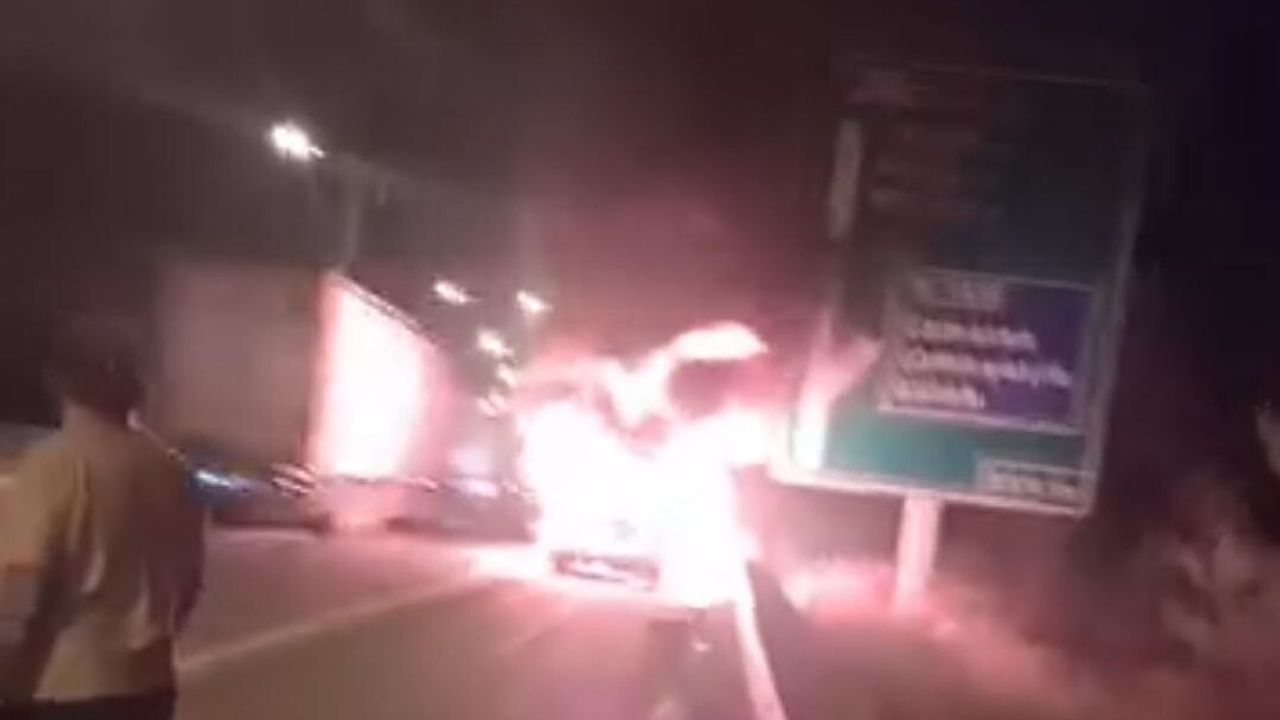 Adana Otoyolunda Seyir Halindeki Otomobil Yandı — Araç Kullanılamaz Hale Geldi