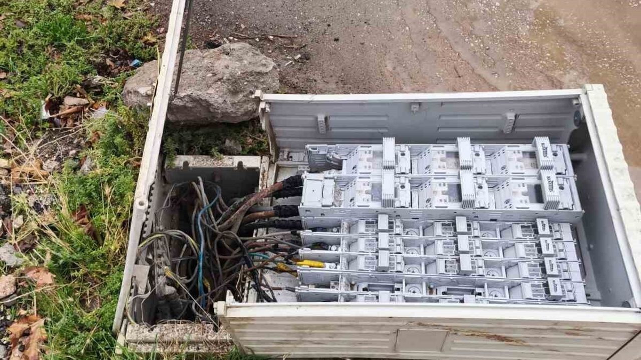 Adıyaman Bahçelievler'de Devrilen Elektrik Trafosu Can Pazarı Yarattı