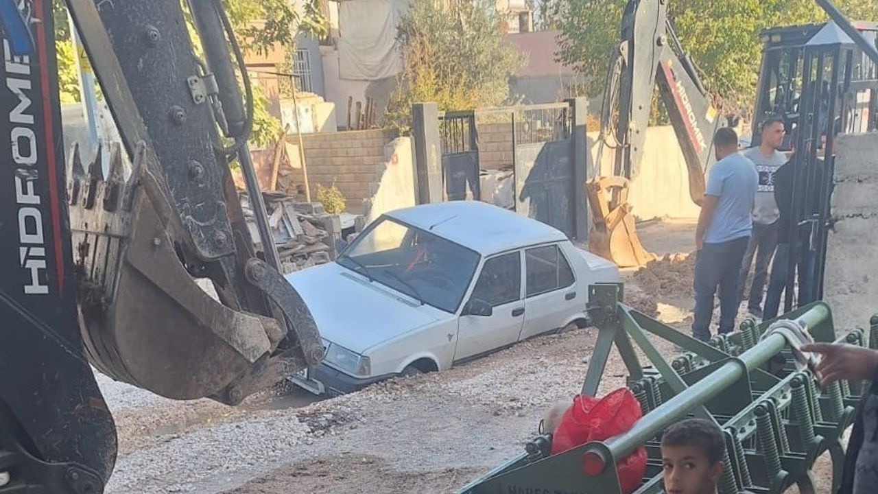 Adıyaman'da Alt Yapı Çökmesi: Otomobil Çukurda Mahsur Kaldı
