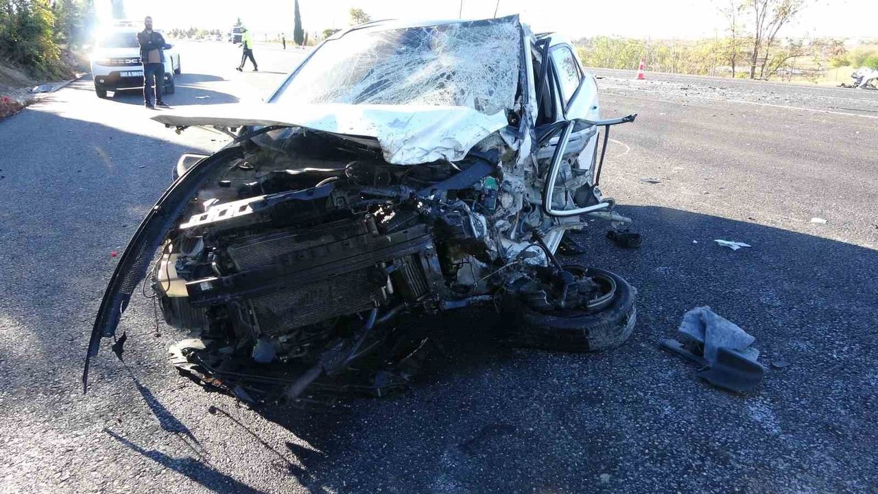 Adıyaman'da Kafa Kafaya Çarpışma: Polis Memuru Cengiz Askar Hayatını Kaybetti