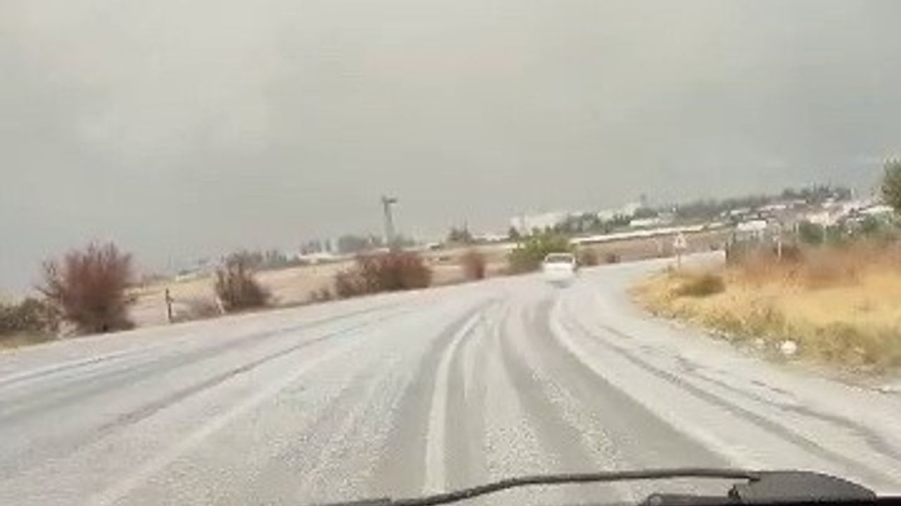 Adıyaman'da Kahta-Sincik Yolunda Yoğun Dolu Yağışı