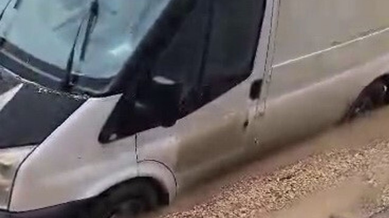 Adıyaman'da Yağış Sonrası Çöken Yolda Minibüs Mahsur Kaldı