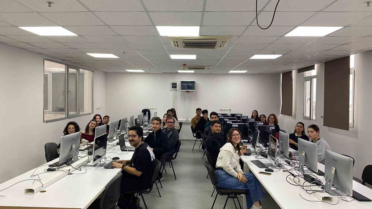 ADÜ İletişim Fakültesi'nde Bilgisayar Laboratuvarları Yenilendi