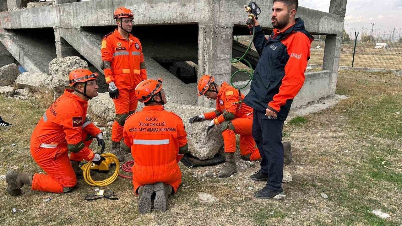 AFAD'dan 3’üncü Ordu Komutanlığı Personeline Arama ve Kurtarma Eğitimi