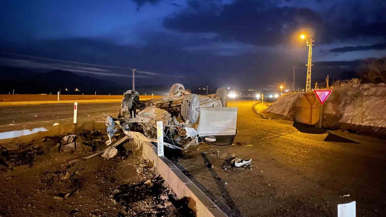 Afşin'de Kaza: Fiat Tofaş İkiye Ayrıldı — 2 Yaralı