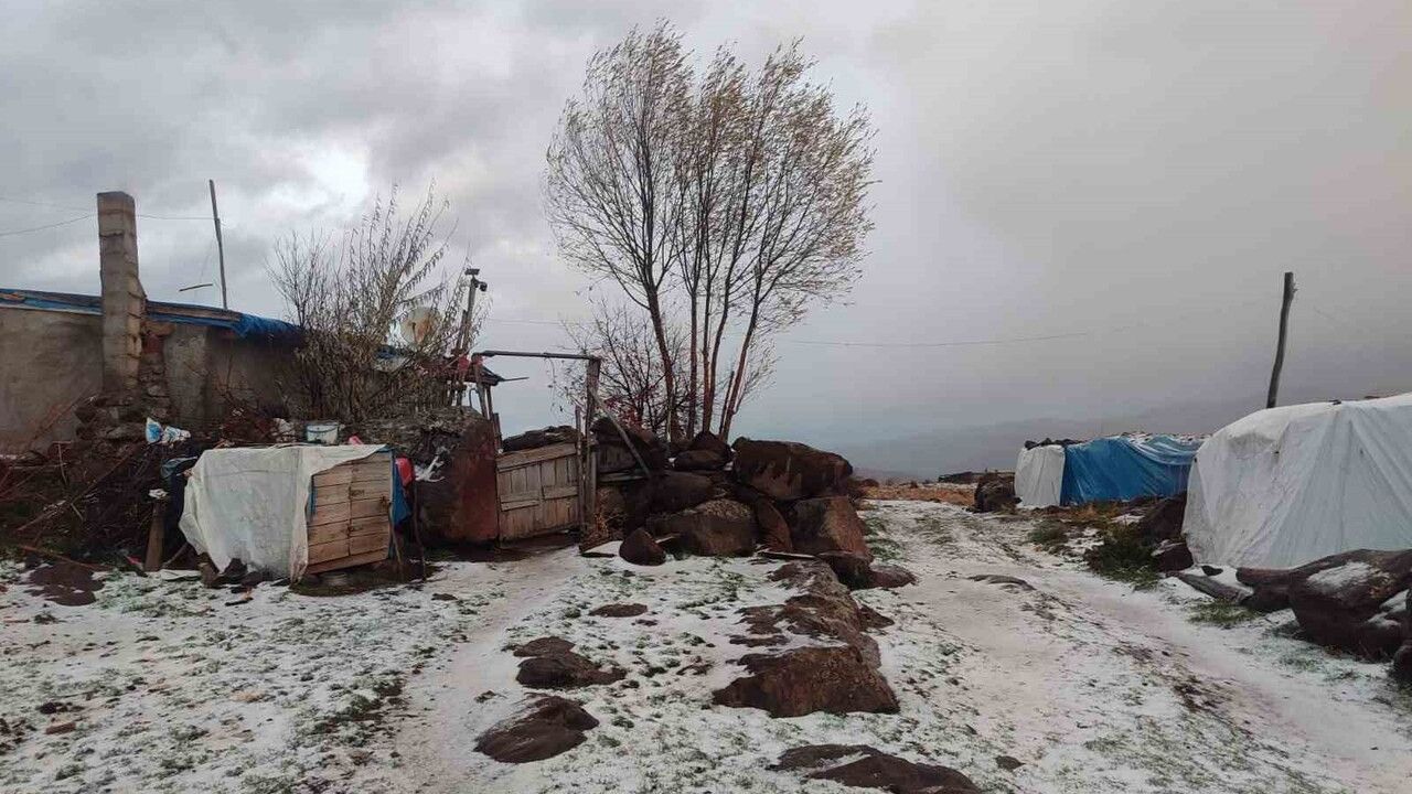Afyonkarahisar'da 1300 rakımlı Eseli Yaylası'na mevsimin ilk karı