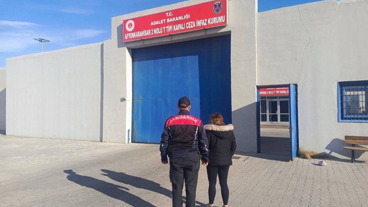 Afyonkarahisar'da 15 yıl 6 ay hapisle aranan şahıs jandarmaya yakalandı