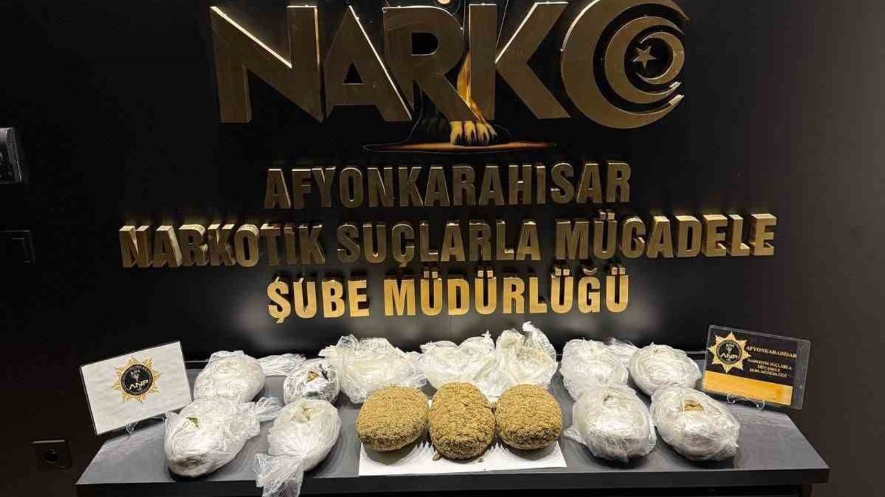 Afyonkarahisar'da Aracın Arka Kapısına Gizlenen 11 kilo 500 gram Uyuşturucu Ele Geçirildi
