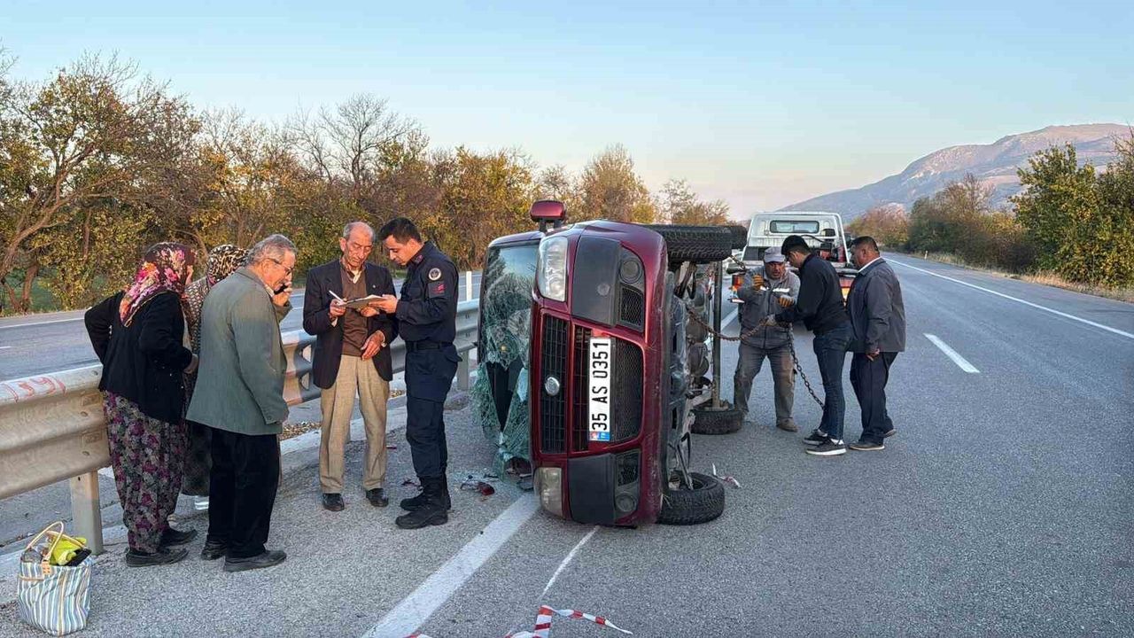 Afyonkarahisar'da hafif ticari araç devrildi: 4 kişi yaralanmadı