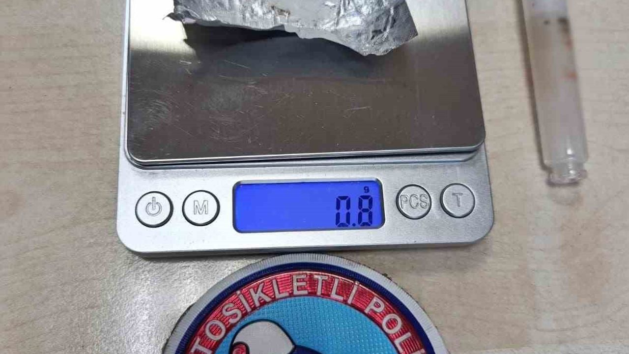 Afyonkarahisar'da Haftalık Polis Denetimi: 7.737 Kimlik Sorgulandı, Silah ve Uyuşturucu Ele Geçti