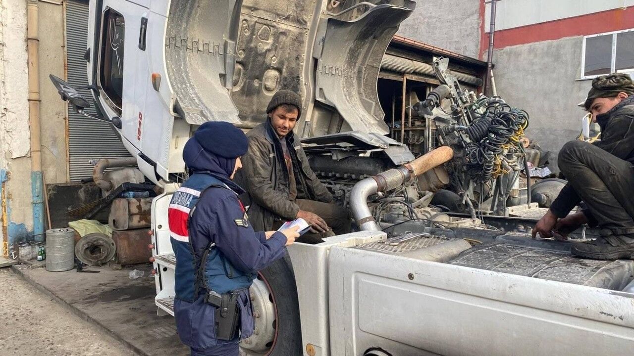 Afyonkarahisar'da Jandarma'dan Kadına Yönelik Şiddet ve Erken/Zorla Evliliklerle Mücadele Bilgilendirmesi