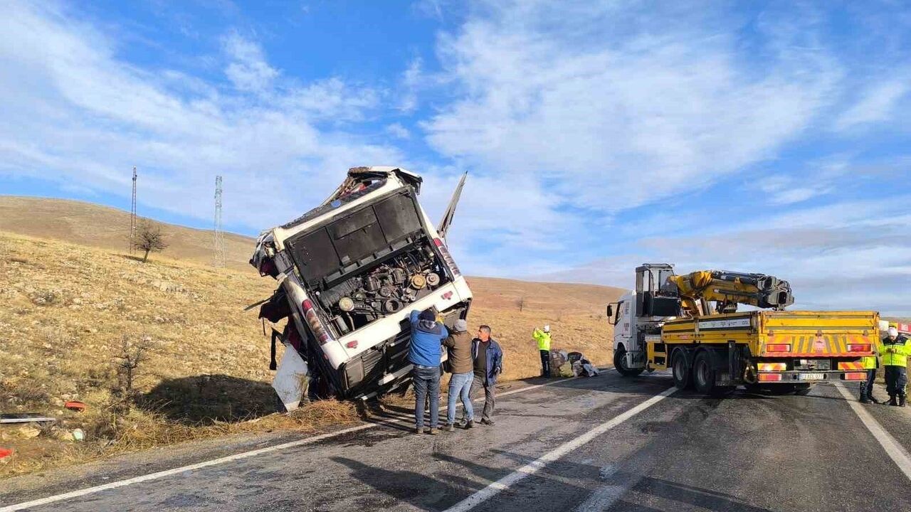 Afyonkarahisar'da Otobüs Kazası: 2 Ölü, 21 Yaralı — Kimlik Tespiti Sürüyor