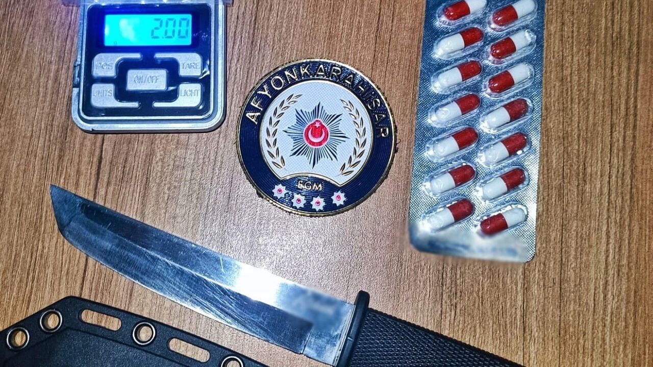 Afyonkarahisar'da Polis Çok Sayıda Ruhsatsız Silah ve Uyuşturucu Ele Geçirdi