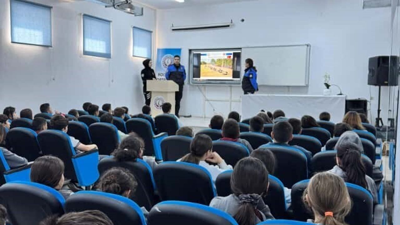 Afyonkarahisar'da Polislerden Ortaokul Öğrencilerine Güvenlik Eğitimi