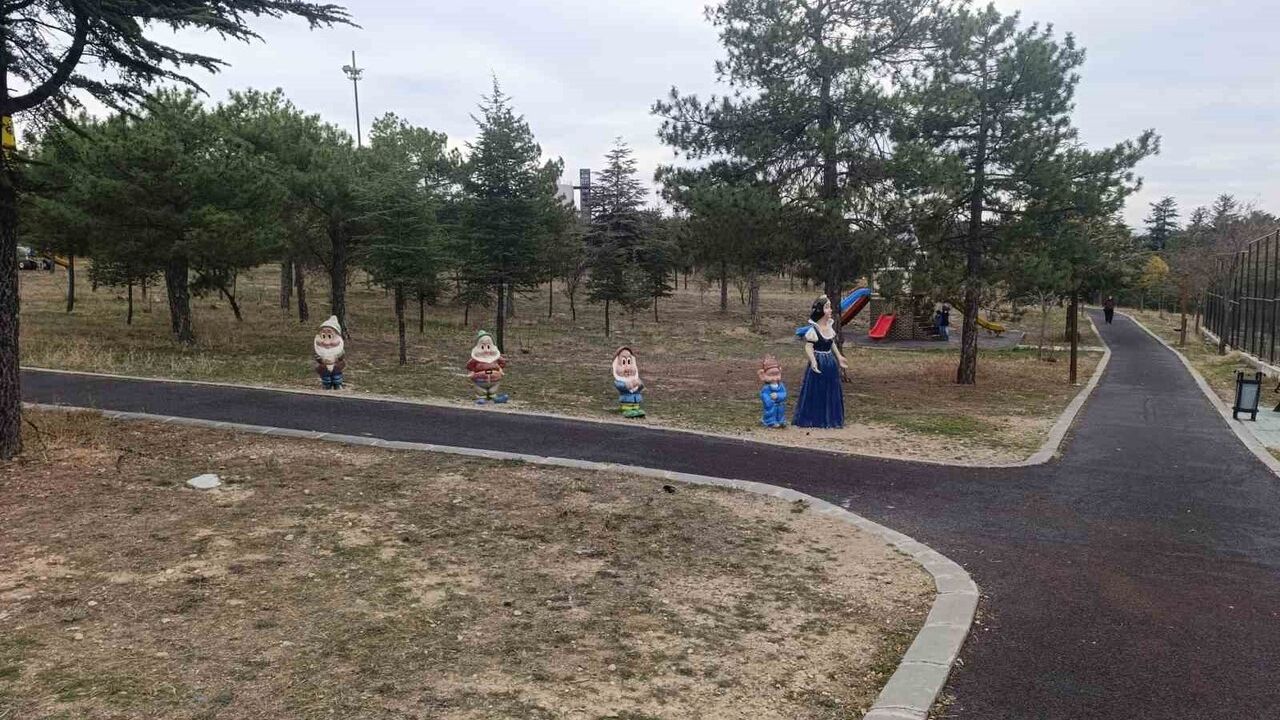 Afyonkarahisar'da şaşırtan hırsızlık: Pamuk Prenses ve 7 Cüceler figürlerinden 3'ü çalındı