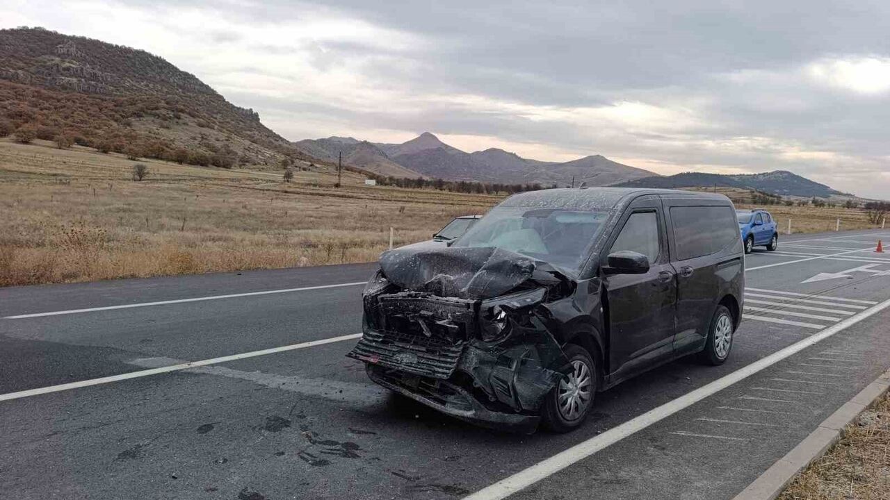 Afyonkarahisar'da Trafik Kazası: 2 Hafif Ticari Araç Çarpıştı, 7 Yaralı