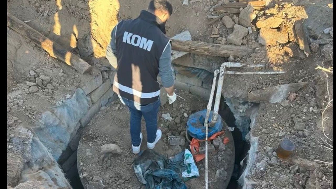 Ağrı'da Bahçeye Gömülü Tankta 3 bin 562 Litre Kaçak Motorin Ele Geçirildi