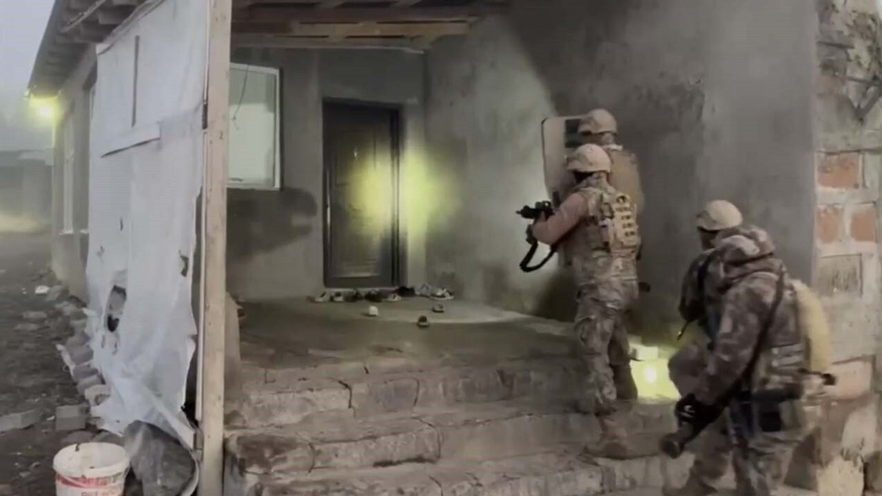 Ağrı’da KOM Şube’den Nokta Operasyon: Uzun Namlulu Silahlar Ele Geçirildi